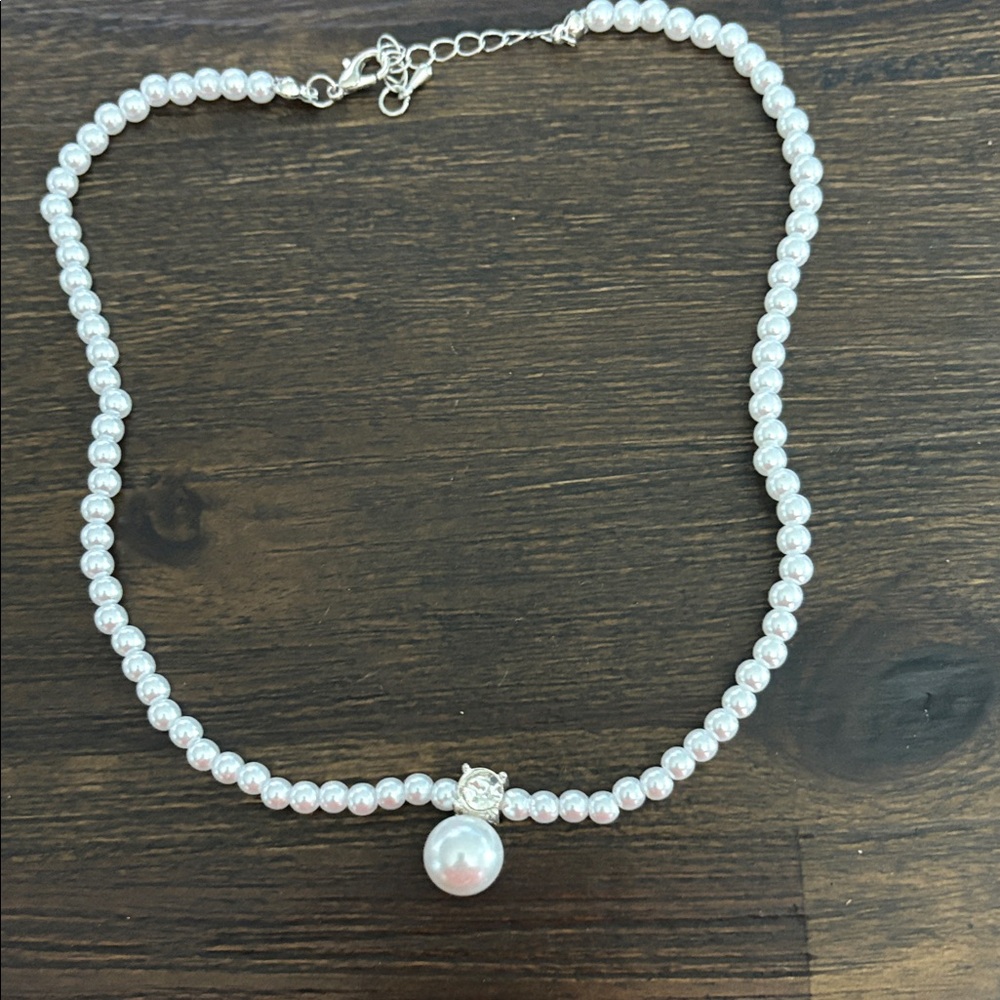 Elegant Pearl Necklace with Silver Accents